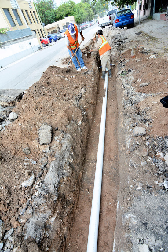 ALCALDE SUPERVISA OBRAS DE DRENAJE Y AGUA POTABLE EN ZONA CENTRO 