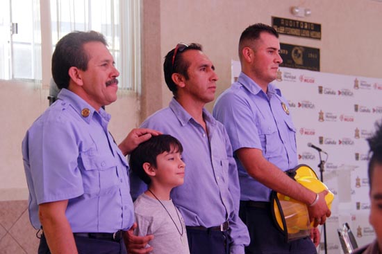 En Ramos Arizpe el alcalde festeja a los bomberos 