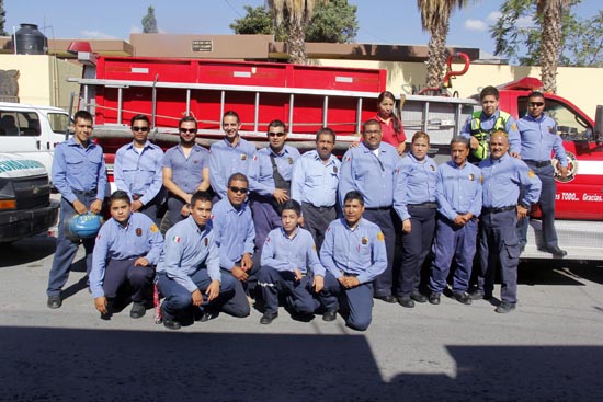 En Ramos Arizpe el alcalde festeja a los bomberos 