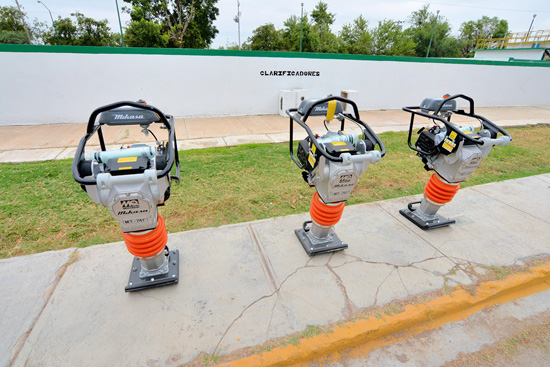 ENTREGAN EQUIPO DE COMPACTACIÓN DE TERRENO AL SIMAS 