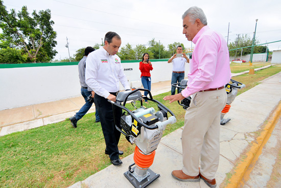 ENTREGAN EQUIPO DE COMPACTACIÓN DE TERRENO AL SIMAS 