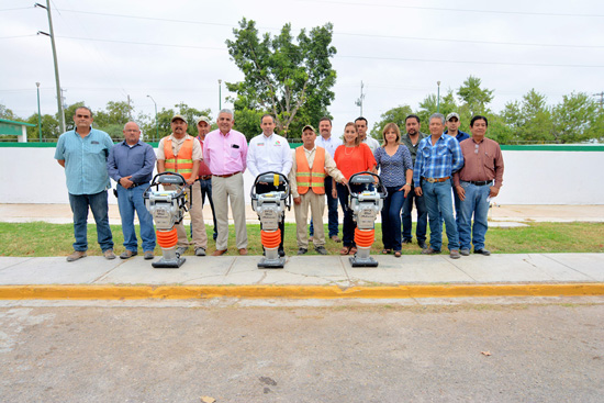 ENTREGAN EQUIPO DE COMPACTACIÓN DE TERRENO AL SIMAS 