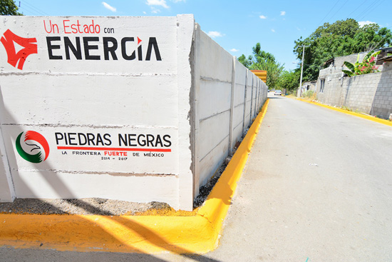 INAUGURA ESPOSA DEL GOBERNADOR PAVIMENTACIÓN EN LA COLONIA CROC 