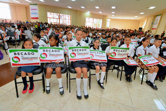 INICIA LA ENTREGA DE 2 MIL 510 ESTÍMULOS ECONÓMICOS A ESTUDIANTES DE PIEDRAS NEGRAS 