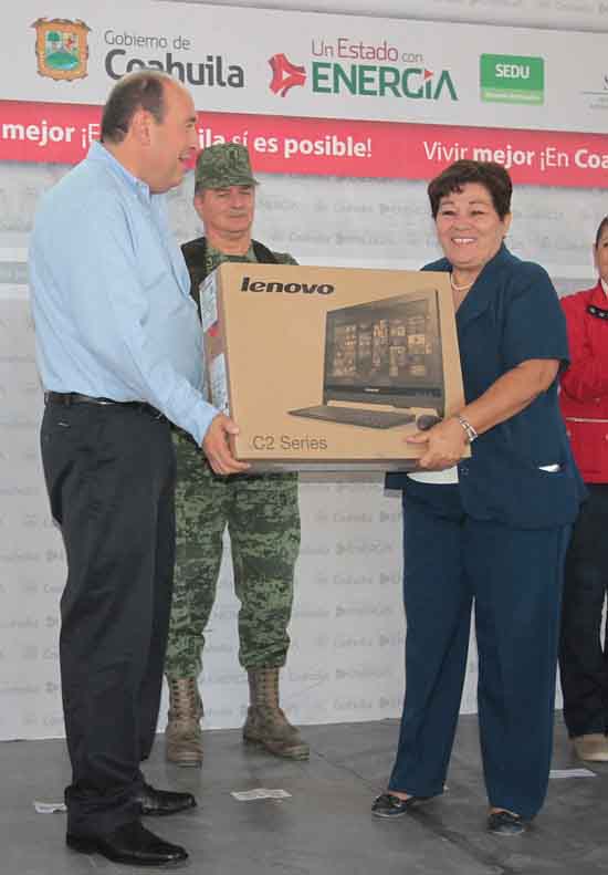 Encabeza Rubén Moreira Valdez honores a la bandera 