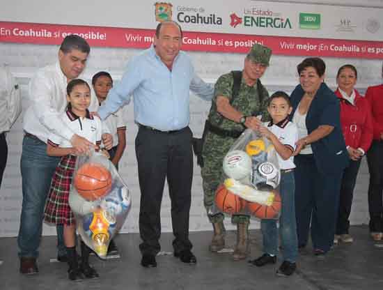 Encabeza Rubén Moreira Valdez honores a la bandera 