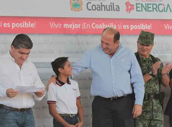 Encabeza Rubén Moreira Valdez honores a la bandera 