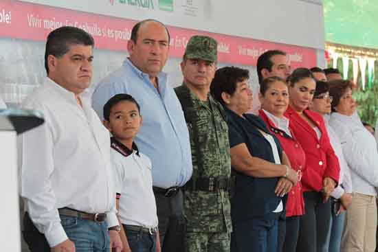 Encabeza Rubén Moreira Valdez honores a la bandera 