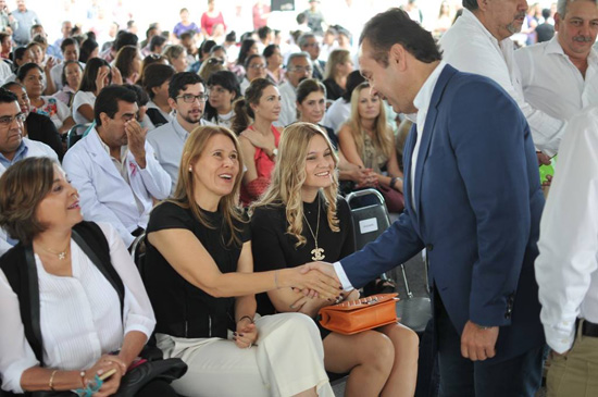 Acompaña el Alcalde Licenciado Gerardo García a Carolina Viggiano en la Primera Piedra del Centro de Rehabilitación 