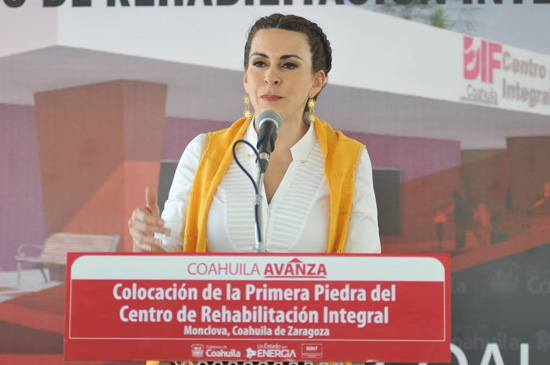 Acompaña el Alcalde Licenciado Gerardo García a Carolina Viggiano en la Primera Piedra del Centro de Rehabilitación 