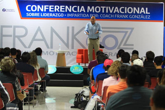 Comparte Frank González charla emotiva a jóvenes de Saltillo 