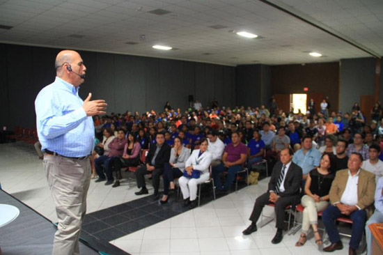 Comparte Frank González charla emotiva a jóvenes de Saltillo 