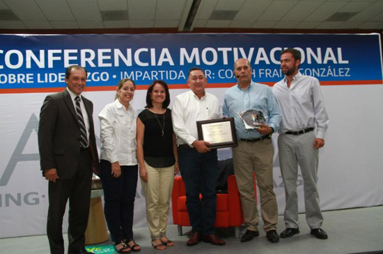 Comparte Frank González charla emotiva a jóvenes de Saltillo 