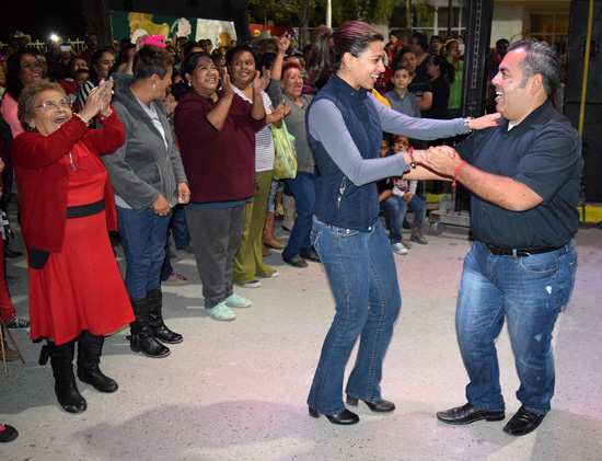 Ameniza grupo Flash en el Baile de la Revolución en Nava 