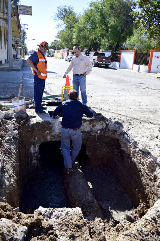 Supervisa alcalde Lenin Perez trabajos de reemplazo de tubería 