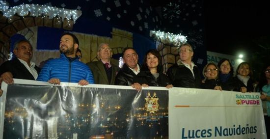 Enciende Isidro las luces navideñas en Saltillo 