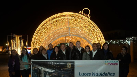 Enciende Isidro las luces navideñas en Saltillo 