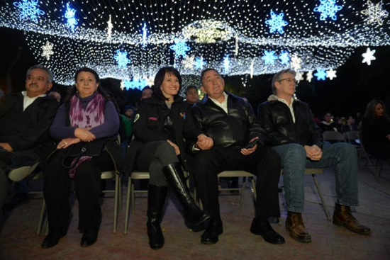 Enciende Isidro las luces navideñas en Saltillo 