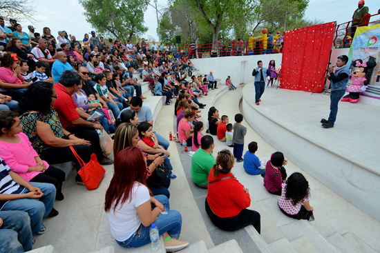 DISFRUTAN PRESENTACIÓN DE PAYASOS EN LA GRAN PLAZA DE LOS NIÑOS FUERTES 