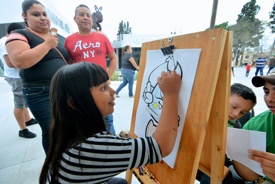 DISFRUTAN PRESENTACIÓN DE PAYASOS EN LA GRAN PLAZA DE LOS NIÑOS FUERTES 