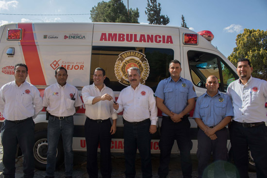 Entrega Ricardo Aguirre ambulancia a Protección Civil y Bomberos 