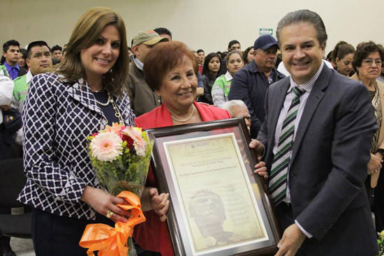 Otorgan a la profa. María del Pilar Martínez Nandín la Presea al Mérito Ciudadano 