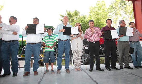 Apoya Rubén Moreira a productores agrícolas de La Laguna 