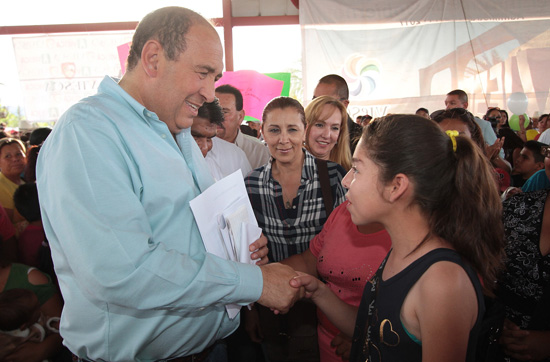 Apoya Rubén Moreira a productores agrícolas de La Laguna 