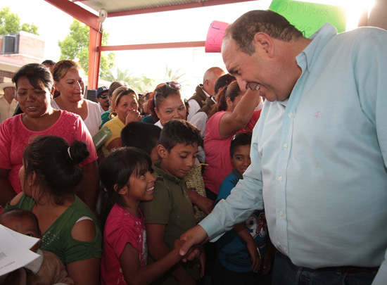 Apoya Rubén Moreira a productores agrícolas de La Laguna 