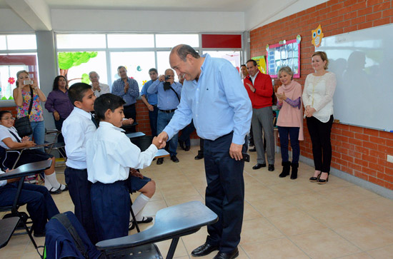 GOBERNADOR Y ALCALDE VISITAN COLEGIO “MANO AMIGA” 