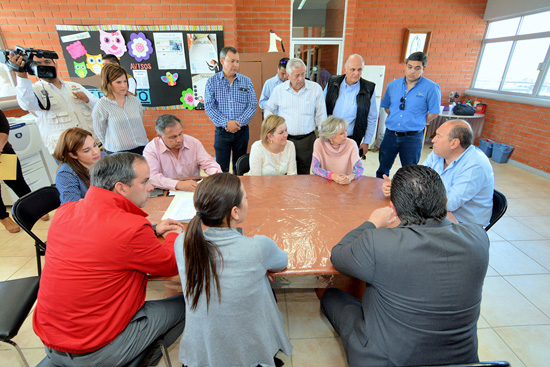 GOBERNADOR Y ALCALDE VISITAN COLEGIO “MANO AMIGA” 