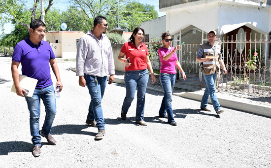 Alcaldesa de Nava proyecta y supervisa obras 