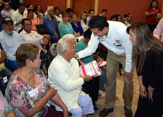 Benefician a adultos mayores de Nava con becas BIDA 