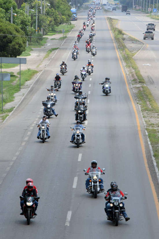 Recibe alcaldesa de Nava Bike Fest 2016 con espectáculo acrobático 