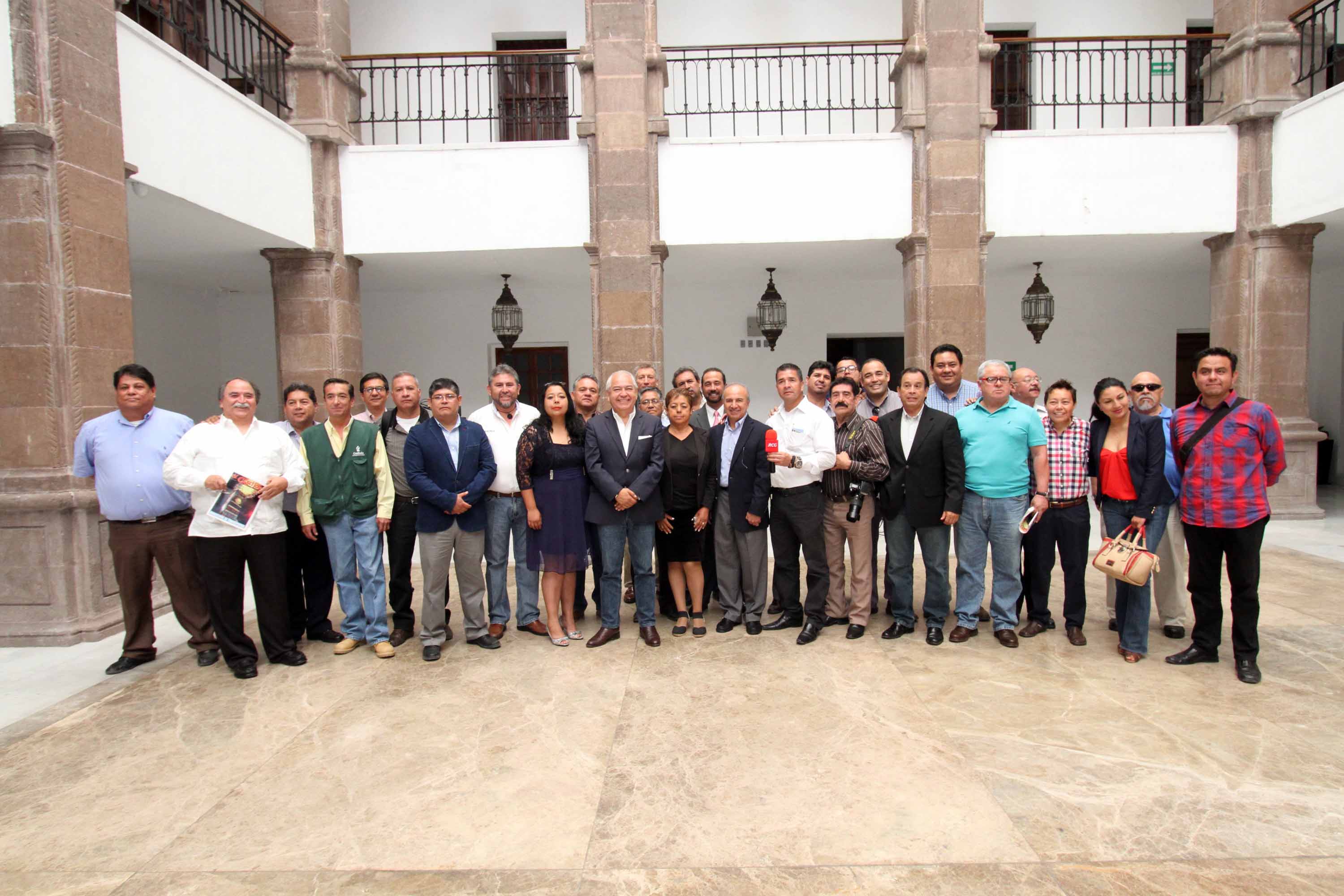 DEVELAN PLACA DE RECONOCIMIENTO AL PERIODISTA JOSÉ GONZÁLEZPICO