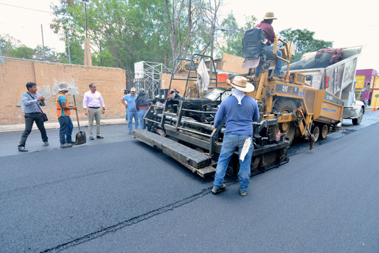 ALCALDE SUPERVISA PAVIMENTACIÓN DE CALLES XICOTÉNCATL Y RAYÓN EN EL CENTRO 