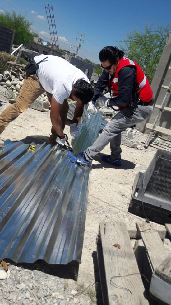 Apoya Protección Civil a la instalación de láminas para reparación de techos en La Esperanza y Lupita Murgía 