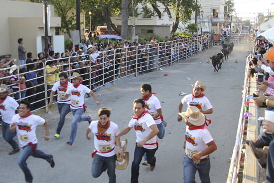 MÁS DE DIEZ MIL PERSONAS DISFRUTARON LAS ACCIONES DE RUNNING LAS VACAS.  