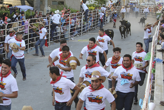 MÁS DE DIEZ MIL PERSONAS DISFRUTARON LAS ACCIONES DE RUNNING LAS VACAS.  