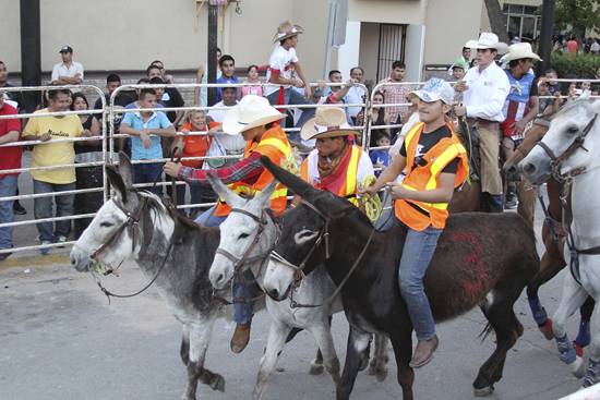 MÁS DE DIEZ MIL PERSONAS DISFRUTARON LAS ACCIONES DE RUNNING LAS VACAS.  