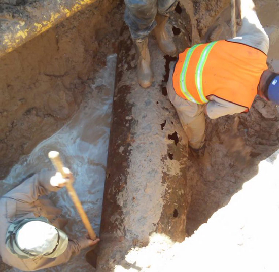  SERVICIO DE AGUA SE NORMALIZA TRAS REPARACIÓN DE FALLA EN TUBERÍA DE CÁRCAMO 