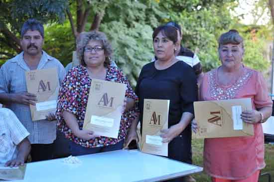 Entrega el Alcalde Licenciado Gerardo García escrituras a familias de la Ampliación Las Flores 