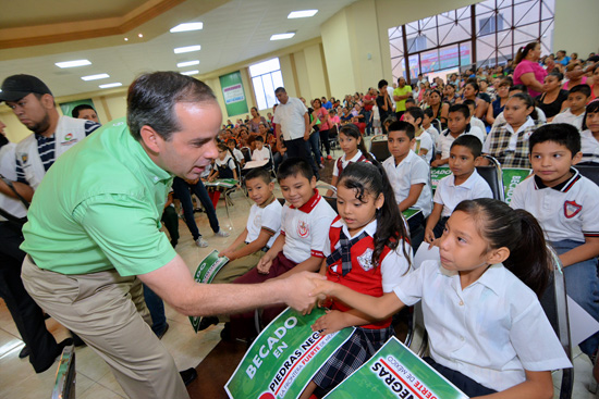 ENTREGAN 674 BECAS A ESTUDIANTES DE PRIMARIA 