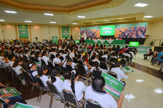 ENTREGAN 674 BECAS A ESTUDIANTES DE PRIMARIA 