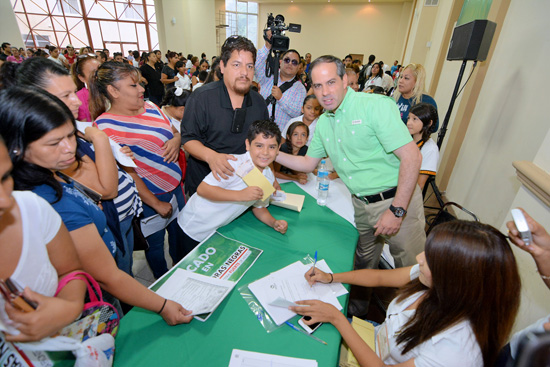 ENTREGAN 674 BECAS A ESTUDIANTES DE PRIMARIA 