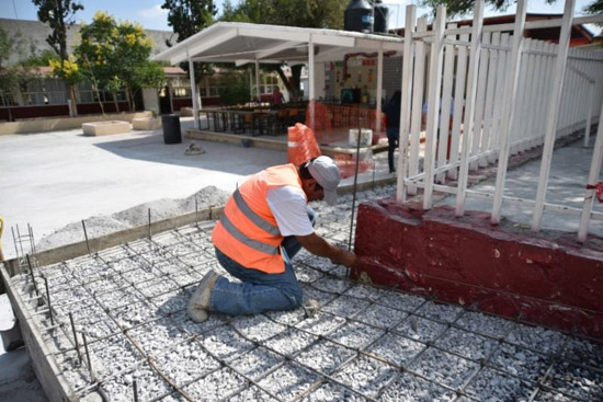 Atiende Isidro con obras a Primaria de la Zapalinamé 