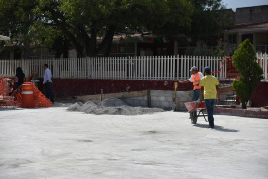 Atiende Isidro con obras a Primaria de la Zapalinamé 