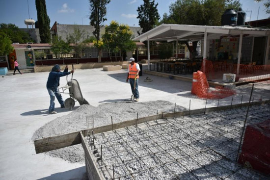 Atiende Isidro con obras a Primaria de la Zapalinamé 