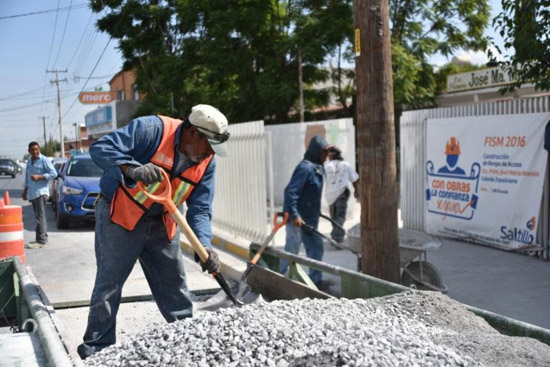 Atiende Isidro con obras a Primaria de la Zapalinamé 