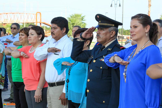 Con ceremonia de izamiento a la bandera inician acciones del Mes Patrio 